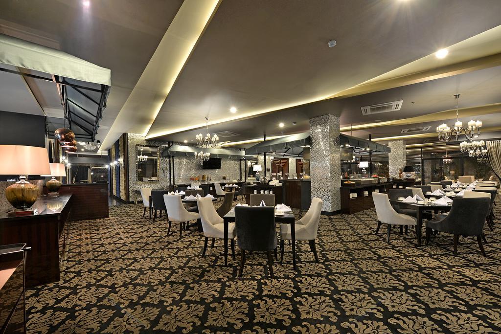 Amaroossa Grande Hotel Bekasi Exterior photo