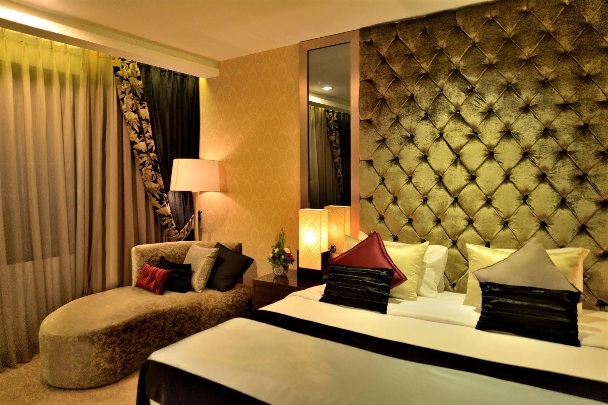 Amaroossa Grande Hotel Bekasi Exterior photo