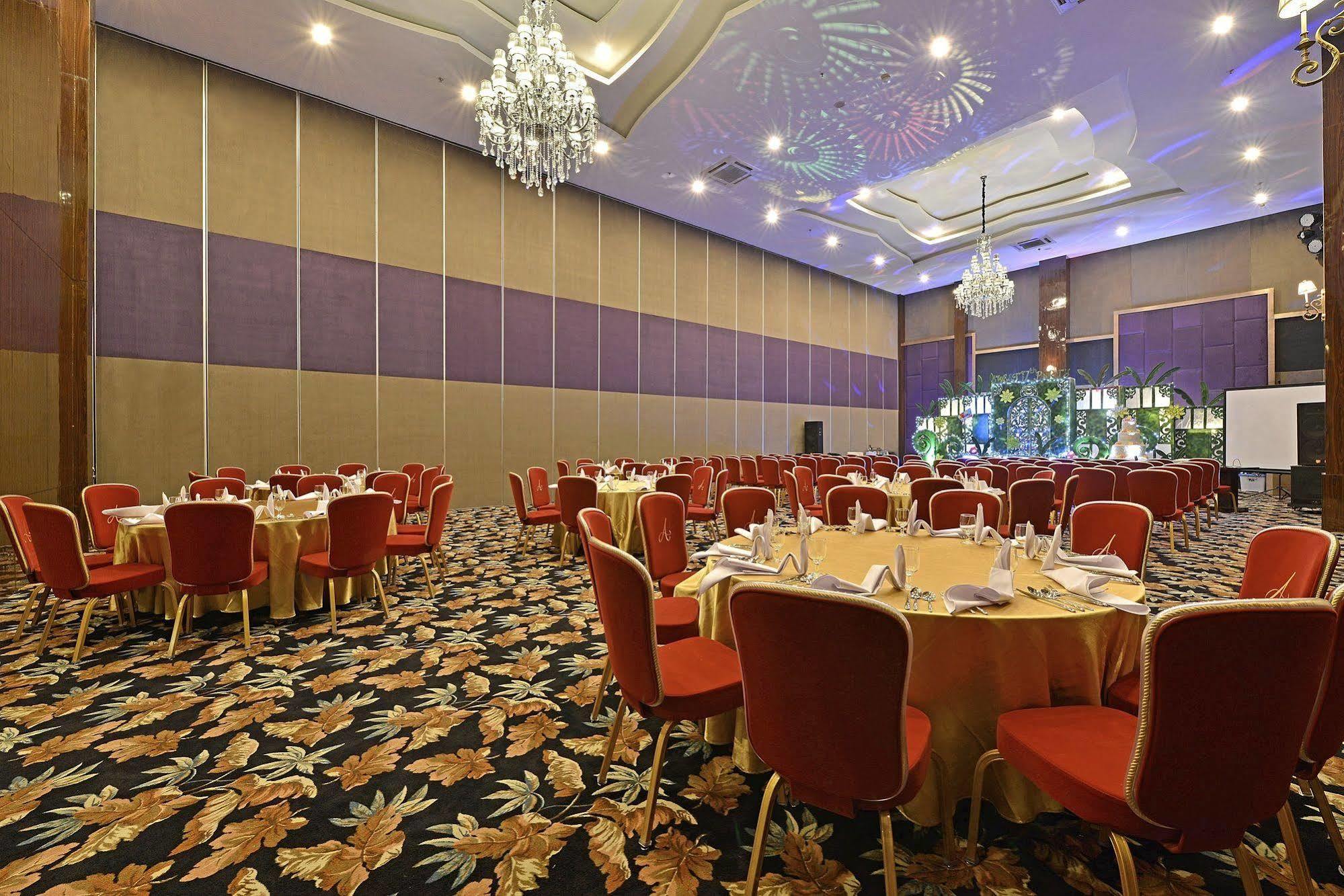 Amaroossa Grande Hotel Bekasi Exterior photo