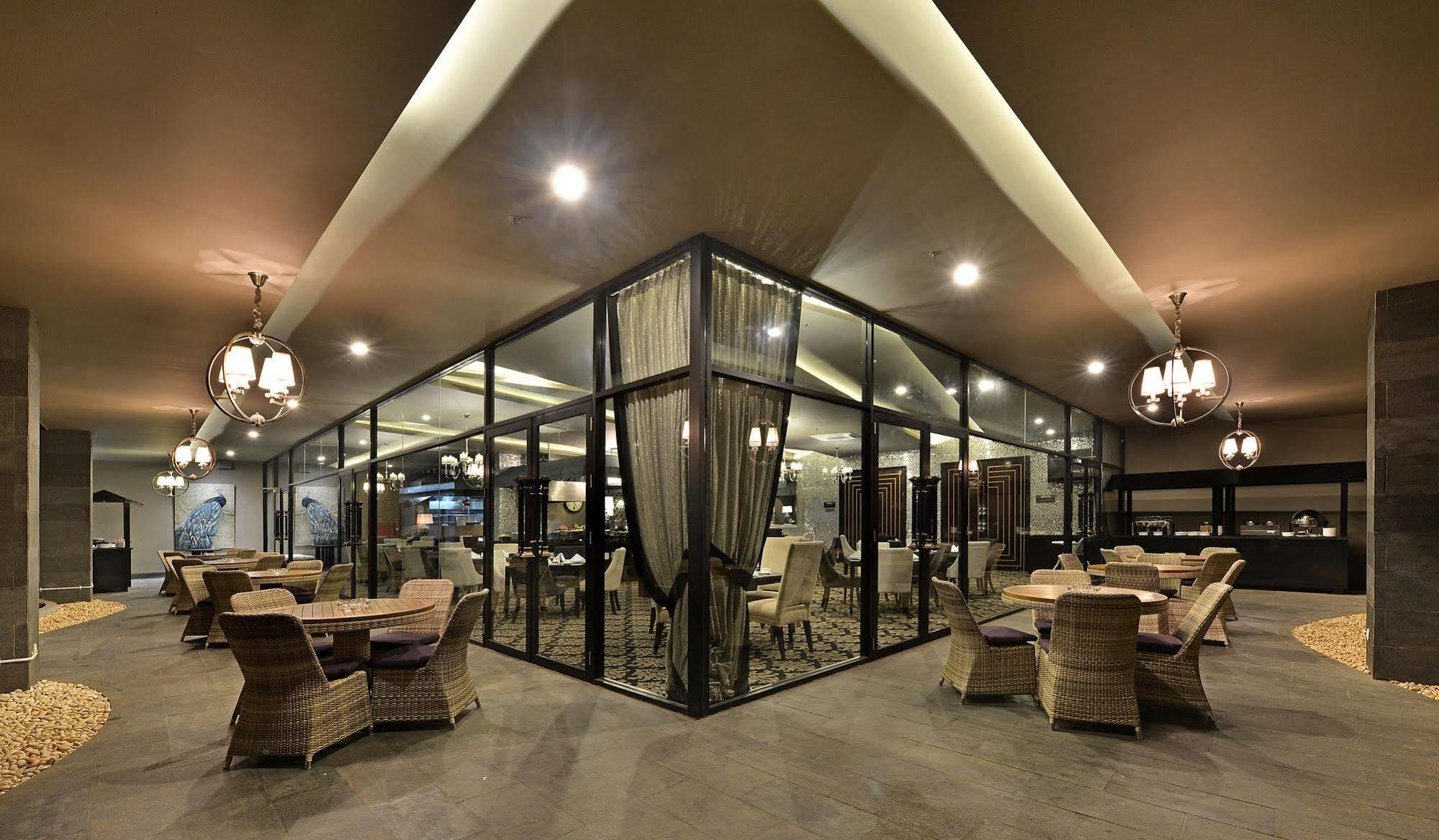Amaroossa Grande Hotel Bekasi Exterior photo